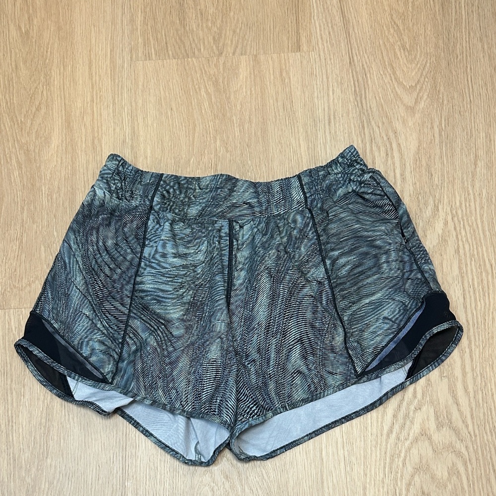 Lululemon Hotty Hot Low Rise Short 4" size 8 - Picture 6 of 9